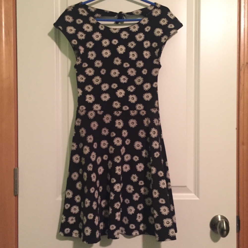 🔻SOLD ON MERC🔻 Aritzia Talula Daisy Dress - Picture 2 of 7